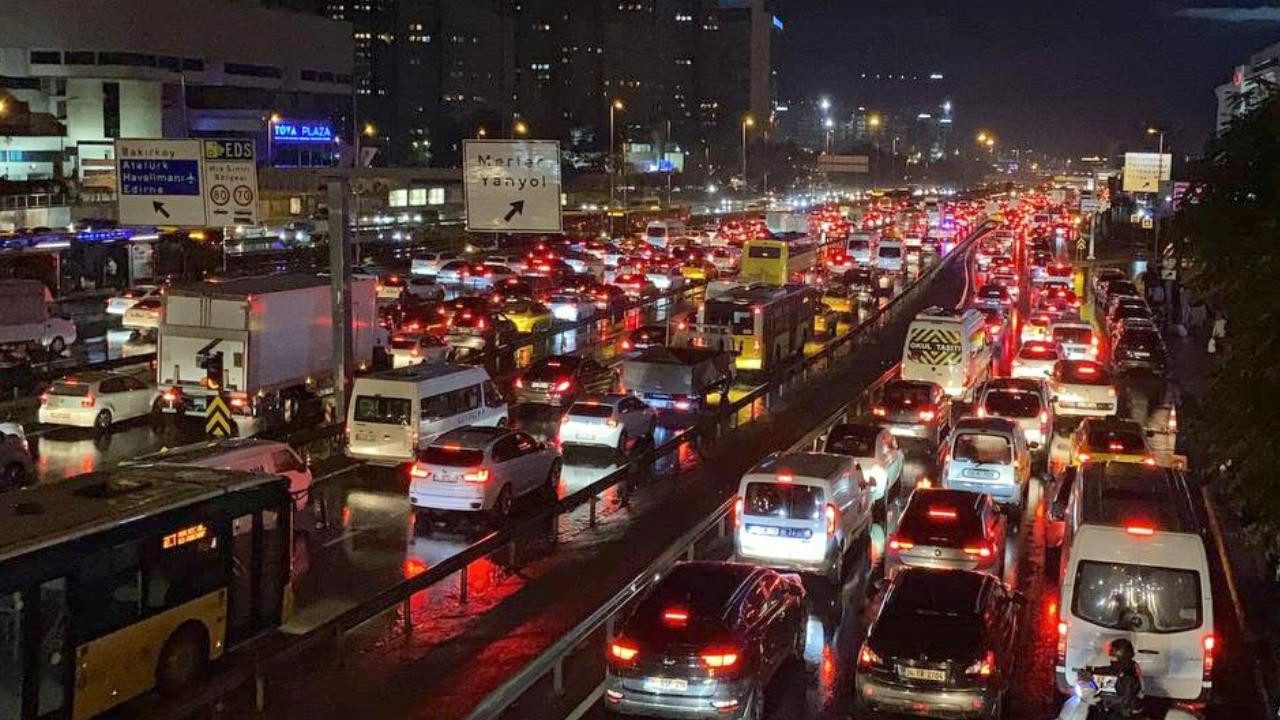 İstanbul’da Akşam Çilesi, Trafik Yağışın da Etkisiyle Kilitlendi