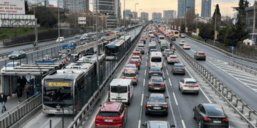İstanbul’da Trafik Kilitlendi, Araçlar Adım Adım İlerliyor