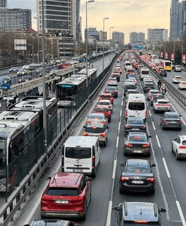 İstanbul’da Trafik Kilitlendi, Araçlar Adım Adım İlerliyor