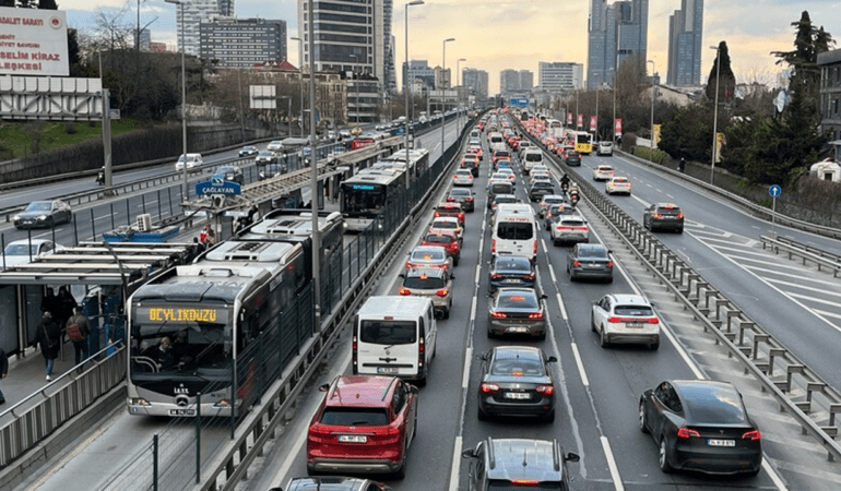 İstanbul’da Trafik Kilitlendi, Araçlar Adım Adım İlerliyor
