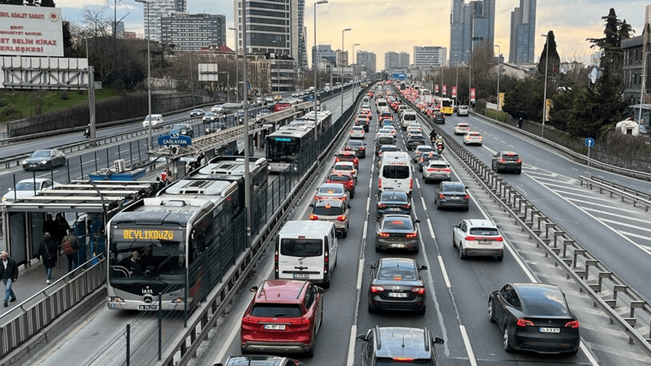İstanbul’da Trafik Kilitlendi, Araçlar Adım Adım İlerliyor