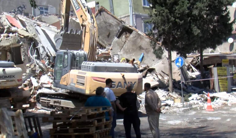 Küçükçekmece’de Facianın Eşiğinden Dönüldü! Yıkılan Bina Yan Apartmanın Üzerine Çöktü