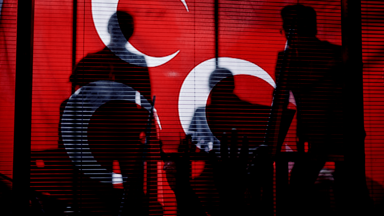 Kulislerde Bomba İddia: ‘İYİ Partili 9 Vekil MHP’ye Geçecek’