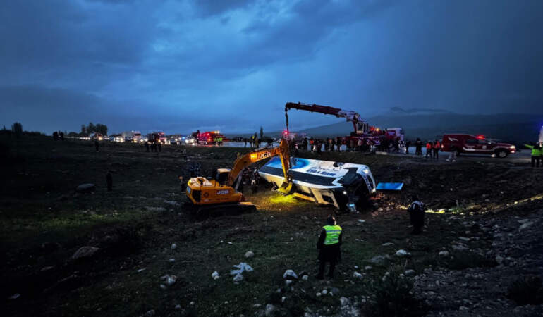 Malatya’da Yolcu Otobüsü Şarampole Devrildi: Ölü ve Yaralılar Var