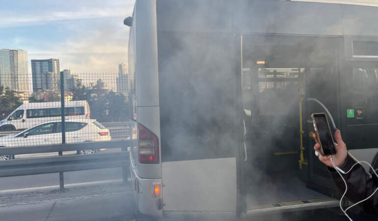 Okmeydanı’nda Metrobüs Yangını: Bir Anda Alevler Yükseldi