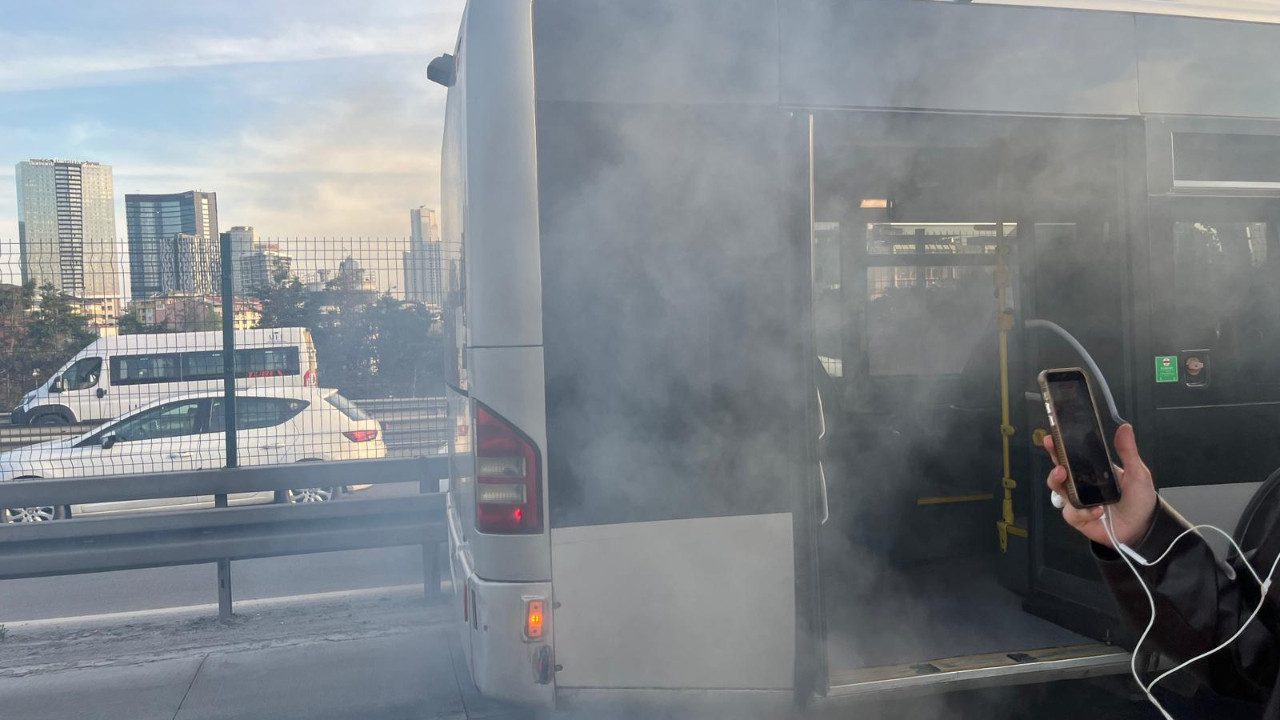 Okmeydanı’nda Metrobüs Yangını: Bir Anda Alevler Yükseldi