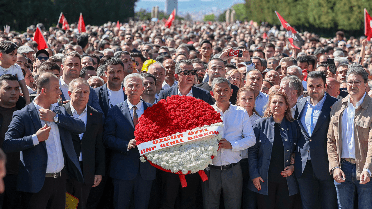 Özgür Özel Anıtkabir’e Yürüdü: ‘Meşruiyetimizi Milletten Alıyoruz’