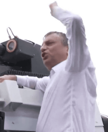 Özgür Özel CHP Genel Merkezi’nden TBMM’ye Yürüyor: Geri Almak Üzere Çıkıyoruz