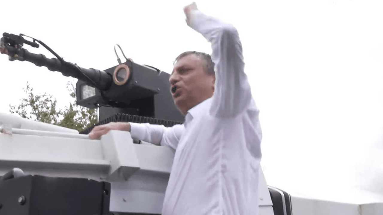 Özgür Özel CHP Genel Merkezi’nden TBMM’ye Yürüyor: Geri Almak Üzere Çıkıyoruz