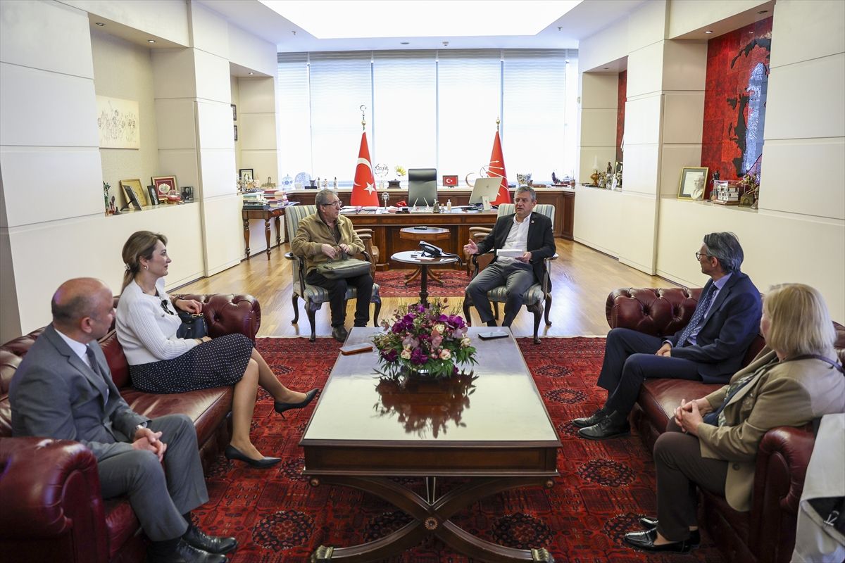 Özgür Özel, CHP İl Başkanlarıyla Toplandı