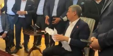 Özgür Özel Tebligatı Yırtıp Attı