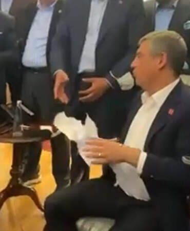 Özgür Özel Tebligatı Yırtıp Attı