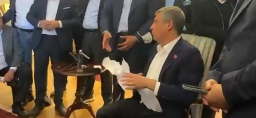 Özgür Özel Tebligatı Yırtıp Attı