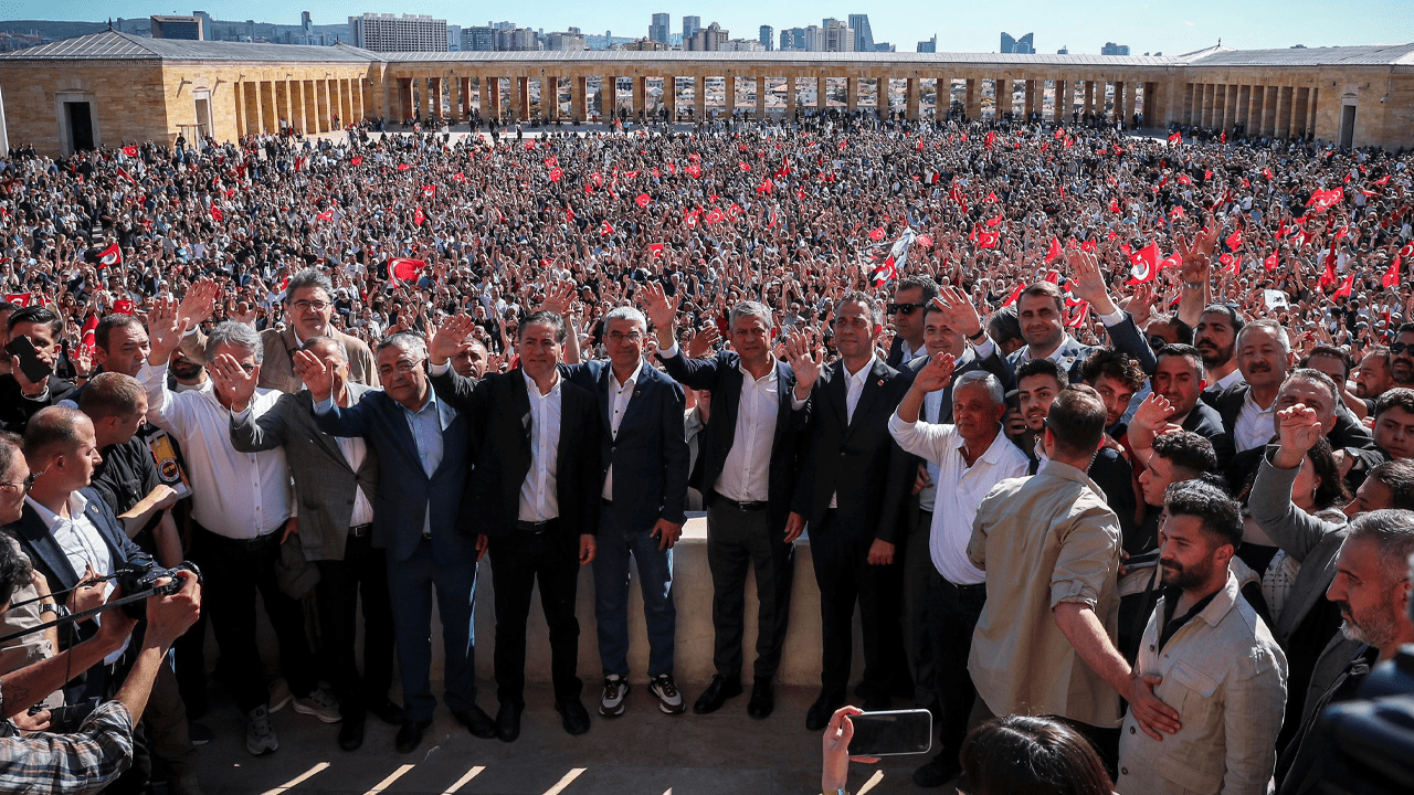 Özgür Özel’in Mitingine Katılan Vekiller Belli Oldu: İşte O 45 Kişilik Liste