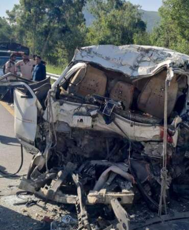 Hız yapan minibüs park halindeki otobüse çarptı! 17 kişi hayatını kaybetti