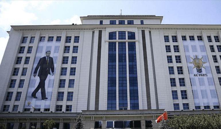 Siyasette ‘Transfer’ Yoğunluğu: AK Parti’den 5 Belediye Başkanına Ret