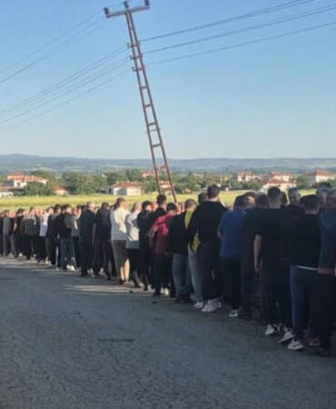 Tam 90 Yıldır Aynı Kuyruk: Burada Küslük Mezarda Bitiyor