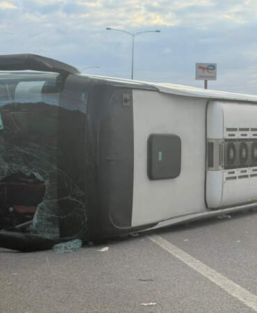 Yolcu Otobüsü Devrildi, Onlarca Yaralı Var