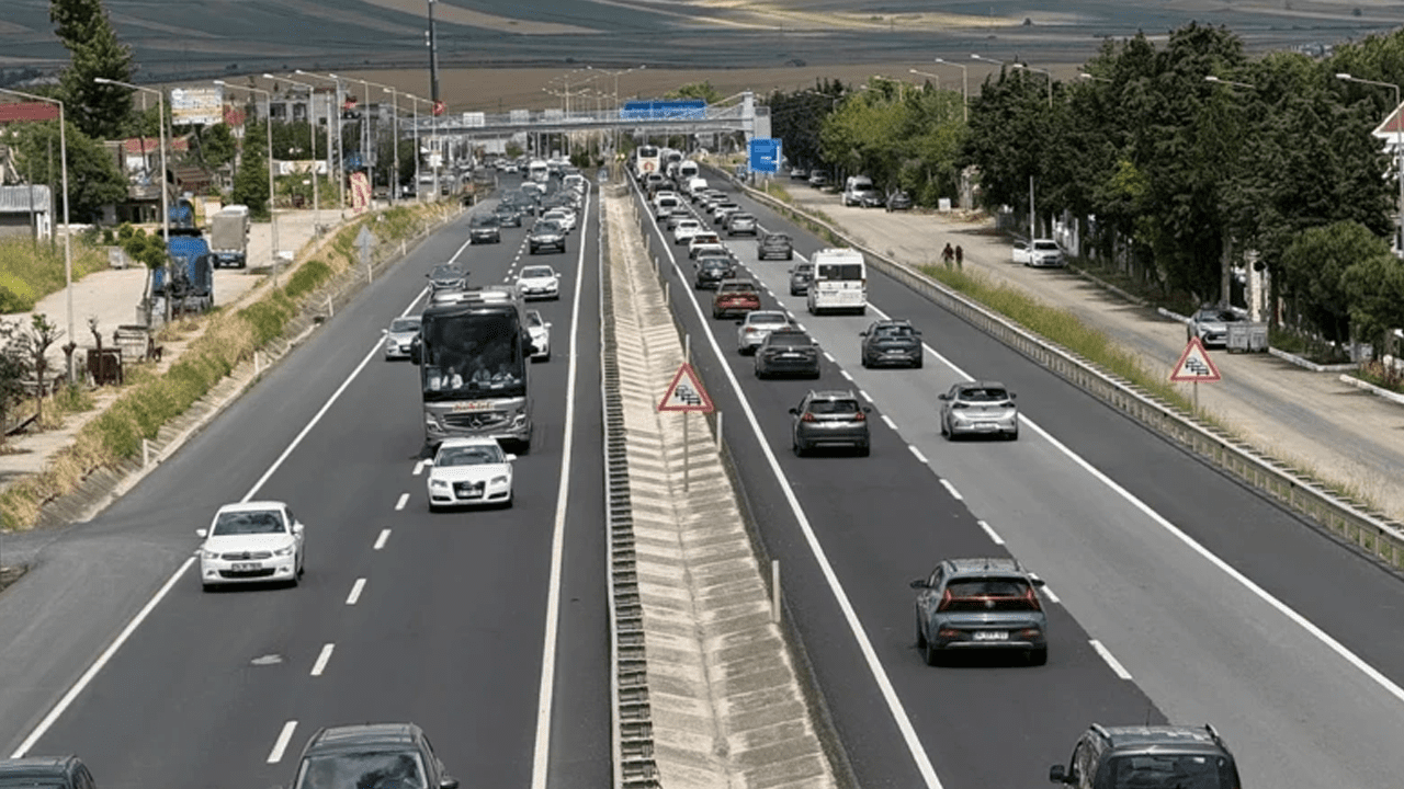 Yollarda Bayram Dönüşü Alarmı: 43 İlin Kavşağında Büyük Sıkışma