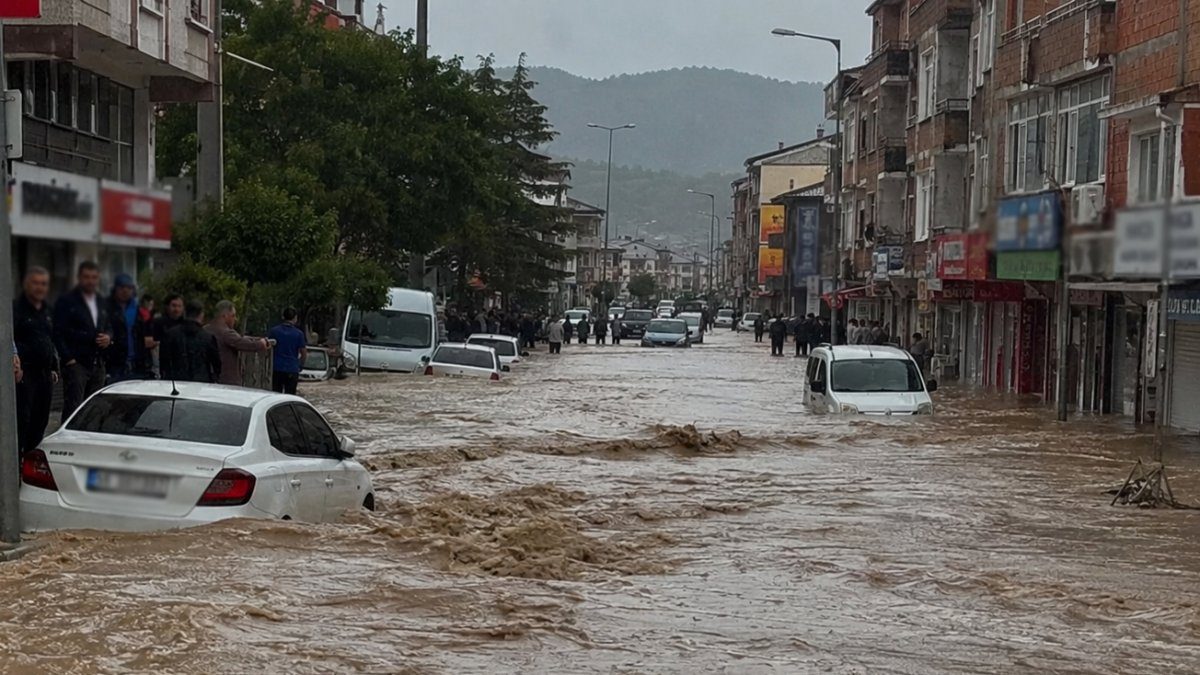 İçişleri Bakanlığı’ndan kritik uyarı: Marmara, Akdeniz ve Doğu Anadolu’ya ‘sarı kodlu’ sel uyarısı