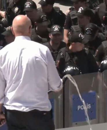 CHP Genel Merkezi’nde gerginlik: Mahmut Tanal elinde hortumla çatıya çıktı, polis geri çekildi