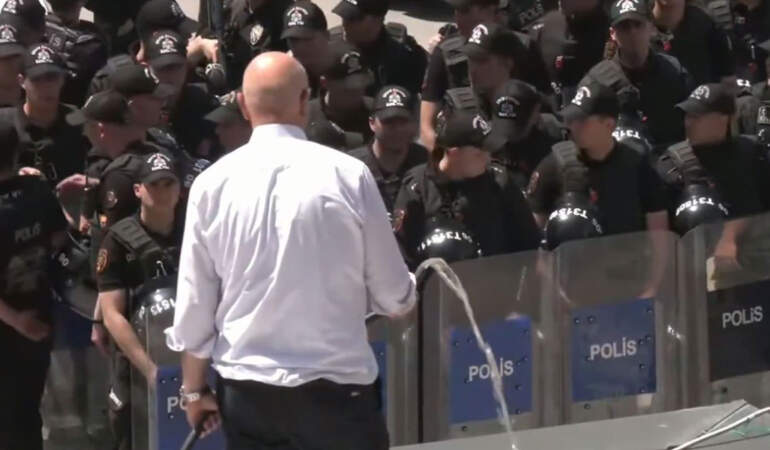 CHP Genel Merkezi’nde gerginlik: Mahmut Tanal elinde hortumla çatıya çıktı, polis geri çekildi