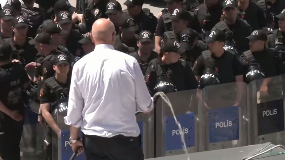 CHP Genel Merkezi’nde gerginlik: Mahmut Tanal elinde hortumla çatıya çıktı, polis geri çekildi
