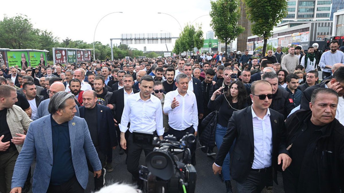 TOMA’nın üstünden seslenen Özel: Parti fiilen kapatıldı, yeniden açacağız