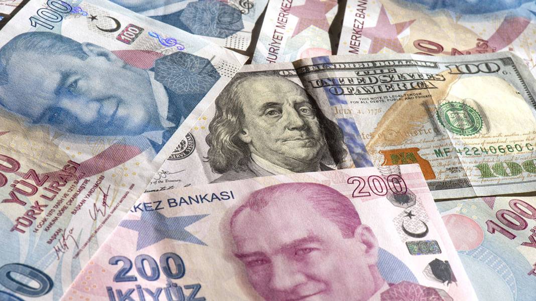 Dolar/TL’de tüm zamanların rekoru: Yarım günde tarihi zirve yenilendi
