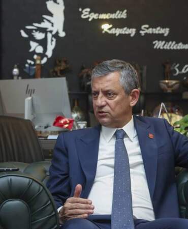 Özgür Özel: O mesajları ağlayarak okuyorum! İstifa etmeyin, burada kalıp mücadele etmeliyiz
