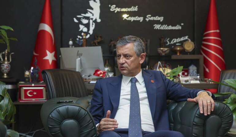 Özgür Özel: O mesajları ağlayarak okuyorum! İstifa etmeyin, burada kalıp mücadele etmeliyiz
