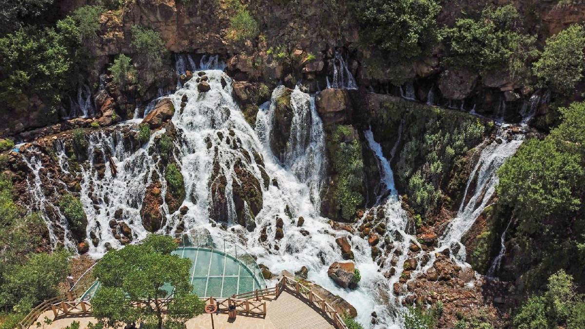 40 noktadan akan şelalede debi yükseldi! Gümüşhane’nin hırçın güzelliği cezbetti