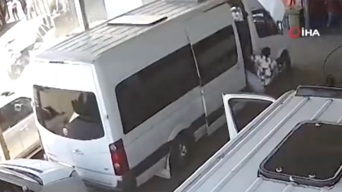 Gaz pedalı takılan otomobil dehşet saçtı: 7 araç hasar gördü, minibüsten yolcu yere düştü