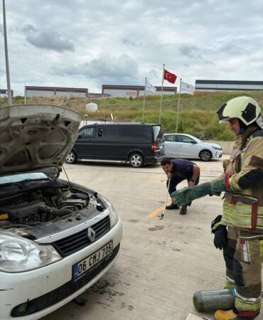 Kahramankazan’da Otomobil Motoruna Yılan Girdi