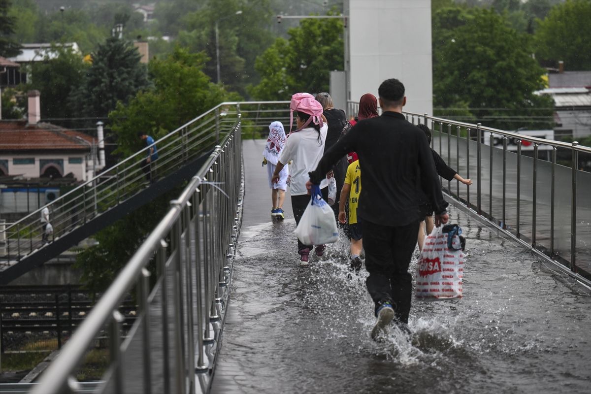 Ankara’da Sağanak ve Dolu Su Baskınlarına Neden Oldu