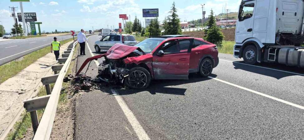 Ankara-Eskişehir Yolunda Maddi Hasarlı Kaza