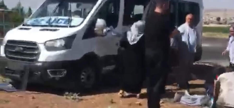 Batman’da Yolcu Minibüsü ile Para Yüklü Araç Kazaya Karıştı: 15 Yaralı