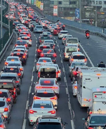 Bayram Bitti, Çile Başladı: İstanbul’da Tatil Sonrası Trafik Kilit