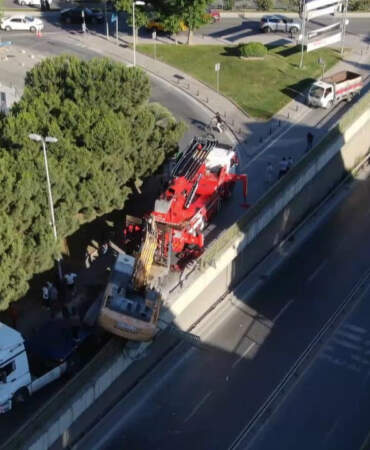 İstanbul’da Facianın Eşiğinden Dönüldü! TIR’ın Üzerinden Kepçe Devrildi