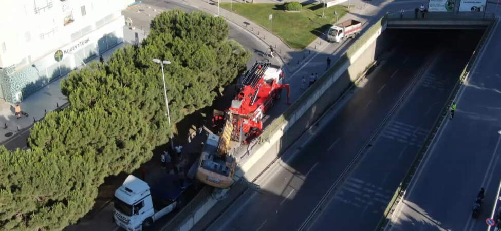 İstanbul’da Facianın Eşiğinden Dönüldü! TIR’ın Üzerinden Kepçe Devrildi
