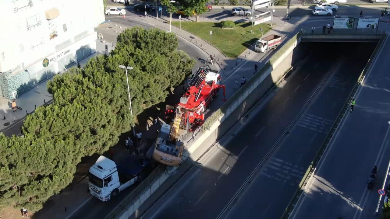 İstanbul’da Facianın Eşiğinden Dönüldü! TIR’ın Üzerinden Kepçe Devrildi