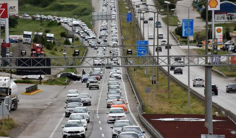 Kırıkkale’de Dönüş Trafiği Yoğunlaştı