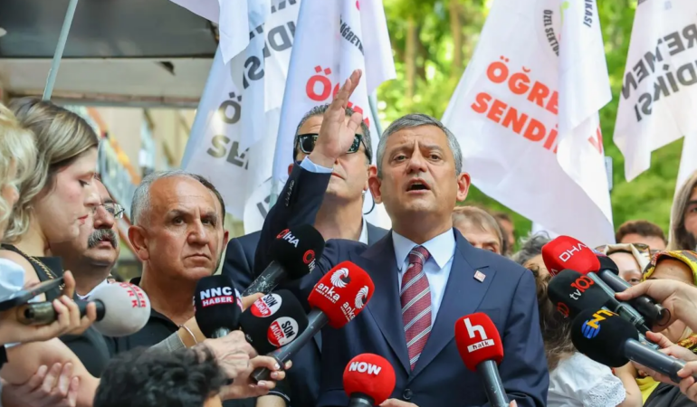 Özel’den Açlık Grevindeki Öğretmenlere Destek Ziyareti