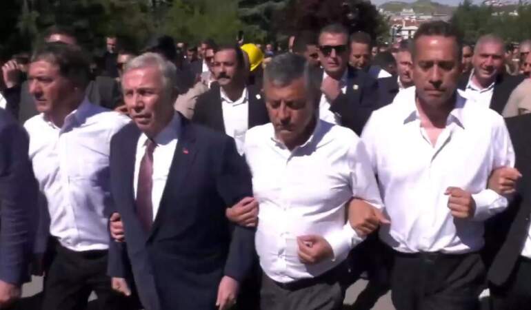 Özel’in Anıtkabir yürüyüşüne damga vuran görüntü