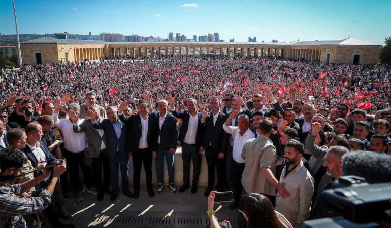 Kritik mitingde gövde gösterisi: Taraflarını belli eden milletvekilleri oradaydı