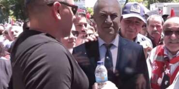 Özgür Özel’in mitingine katılamayan CHP’li belediye başkanı, kendi maketini yolladı