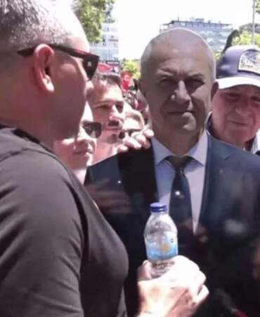 Özgür Özel’in mitingine katılamayan CHP’li belediye başkanı, kendi maketini yolladı