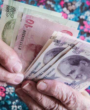Piyasaların Enflasyon Beklentisi Belli Oldu: Emekli Maaşında Kritik Eşik, İşte Masadaki Zam Oranı