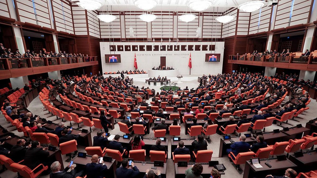 “Ayda yalnızca 8 gün sigorta”: Fahri öğreticilerin hakları Meclis gündeminde