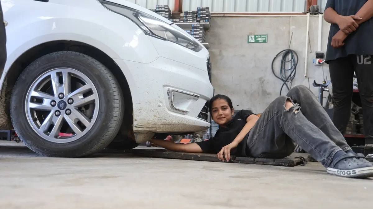 Sanayinin prensesi 7 yıldır arabalarla iç içe! Geleceğin ustaları da onun elinde yetişiyor